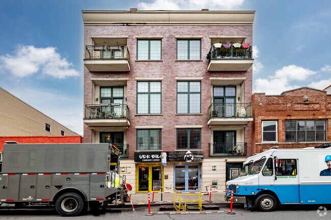 Building Photo - 605-607 Manhattan Ave