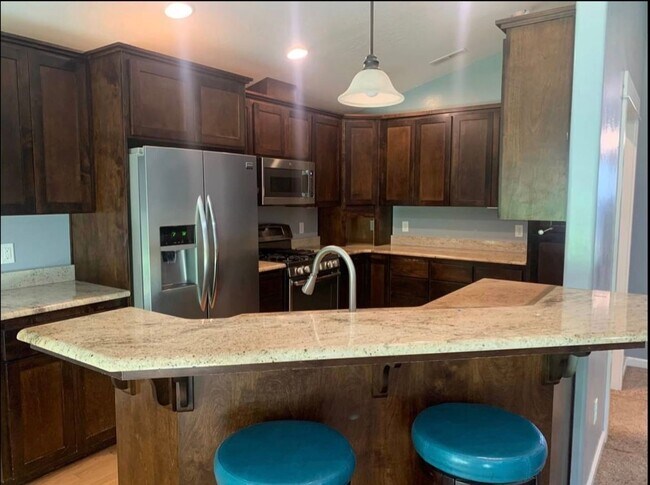 Foto del edificio - Beautiful East Medford 4 Bedroom 2 Bathroom Home