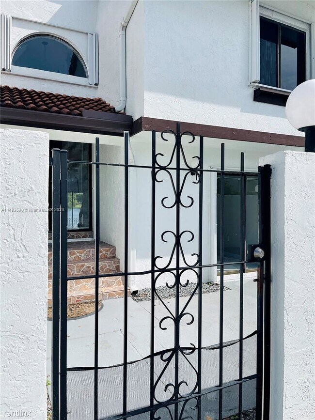 Foto del edificio - 3 br, 2.5 bath House - 1341 SW 124th Ct # 4-E