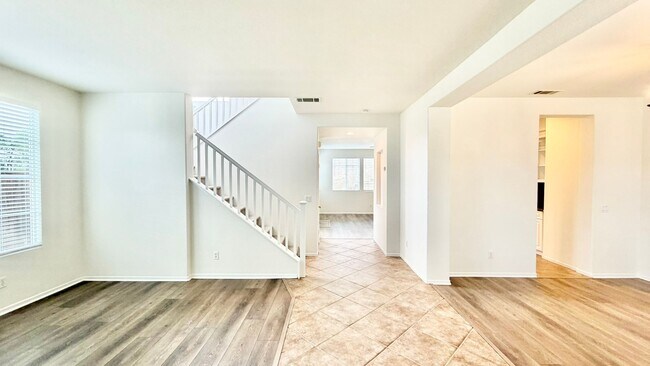 Foto del edificio - Beautifully Maintained & Spacious Two-Stor...