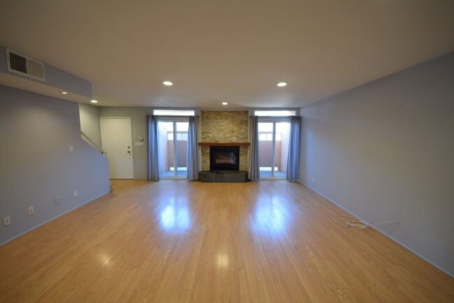 Building Photo - Call to Schedule Your Tour Today!!