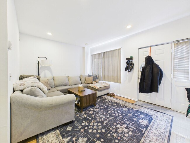 Foto del edificio - JUNE 10! BEAUTIFUL SOCIETY HILL TOWN HOUSE WITH FREE PRIVATE ATTACHED GARAGE PARKING