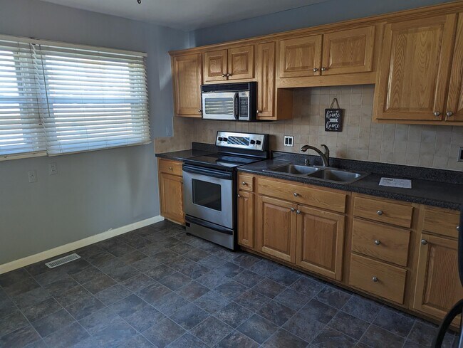 Building Photo - 71 Glenview Dr