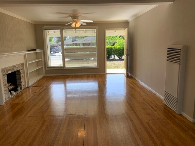 Foto del edificio - 14850 Elton Dr