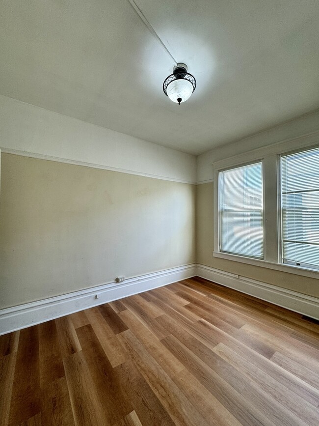 Building Photo - Huge top floor flat on Polk Street - Roomm...