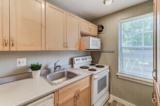 Kitchen - 109 E Glebe Rd