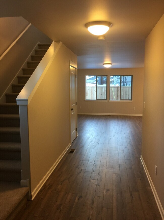 Foto del edificio - SE Bend, LIKE NEW Townhouse, 3 Bedrooms, 2 1/2 Baths, Garage, Gas Heat, Patio