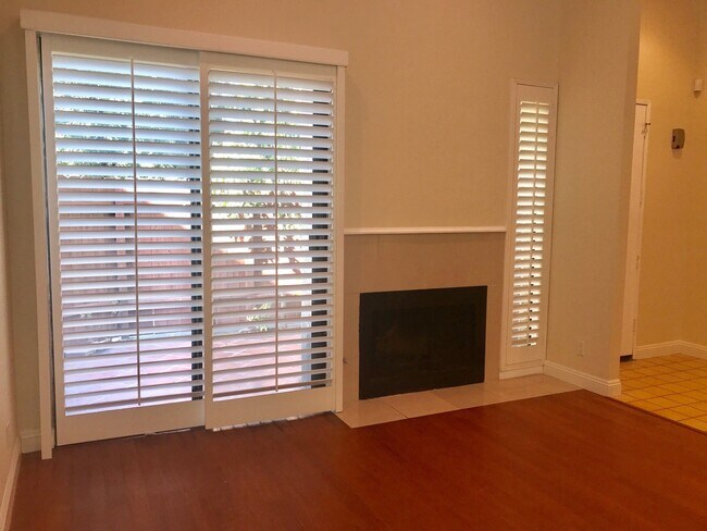 Foto del edificio - Beautiful and spacious multilevel townhouse in model home condition