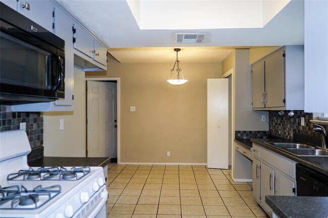 Foto del edificio - 308 Golden Oaks Dr