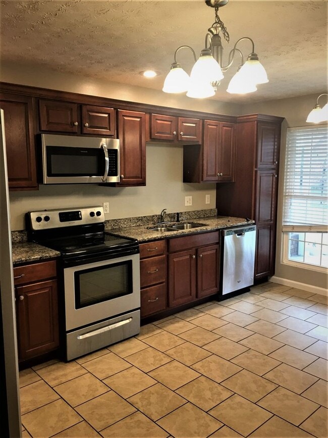 Building Photo - Immaculate Townhouse in Barboursville