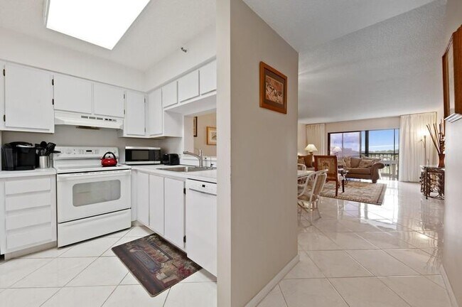 Building Photo - 6866 Huntington Ln