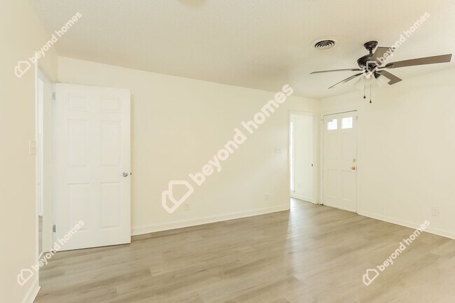 Foto del edificio - This Cozy 4 bedroom / 2 full bath and 2,09...