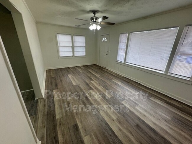 Foto del edificio - 5710 August Ave