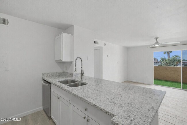 Building Photo - 8055 E Thomas Rd
