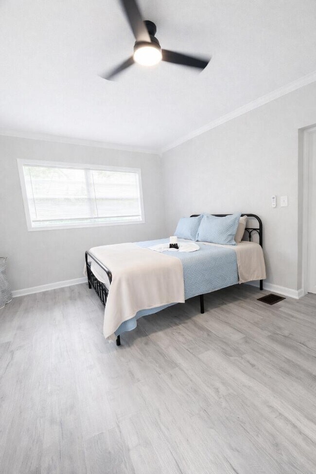 Building Photo - 807 Ave M SW