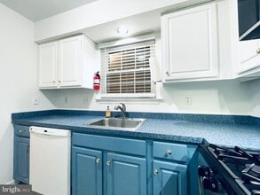 Building Photo - 3005 Creekside Ct