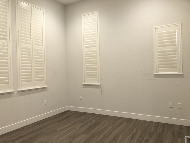 Building Photo - 215 Houret Dr