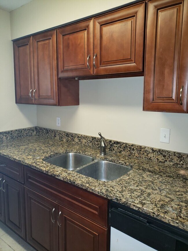 Foto del edificio - Nice and Spacious Condo 2Bed/1Bath