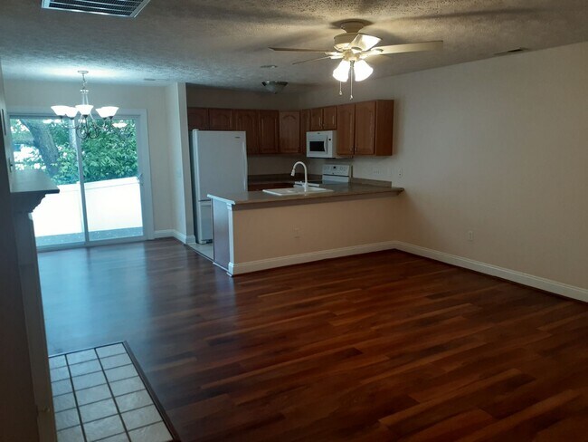 Foto del edificio - Available for the 2026-2027 lease term.