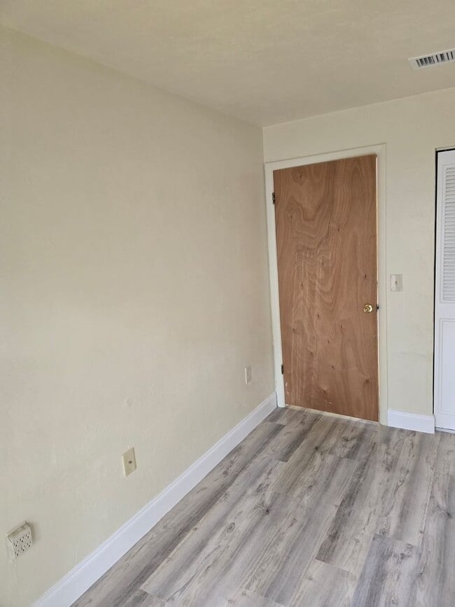 Building Photo - Beautiful 2 bedroom 1 bathroom Single Fami...