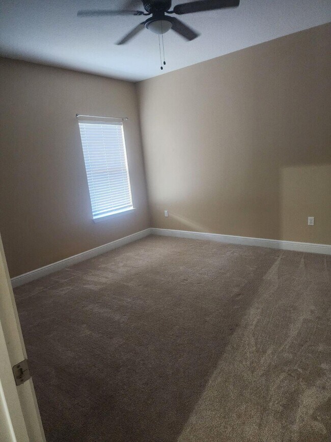 Building Photo - 421 Mango Ln