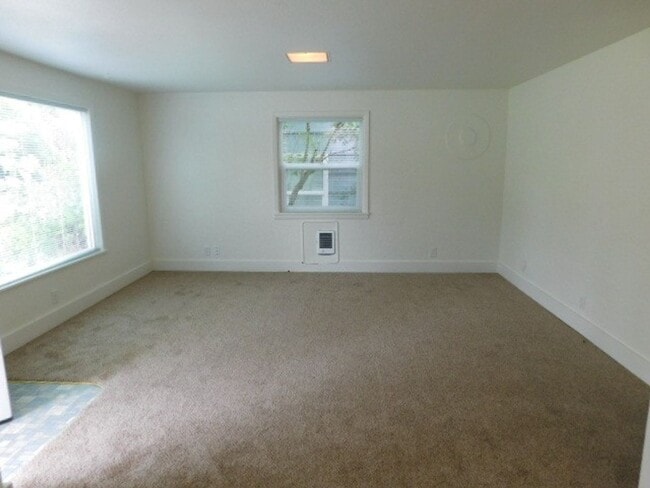 Building Photo - 3Bd/1.5Ba Two Story House - Available to View!