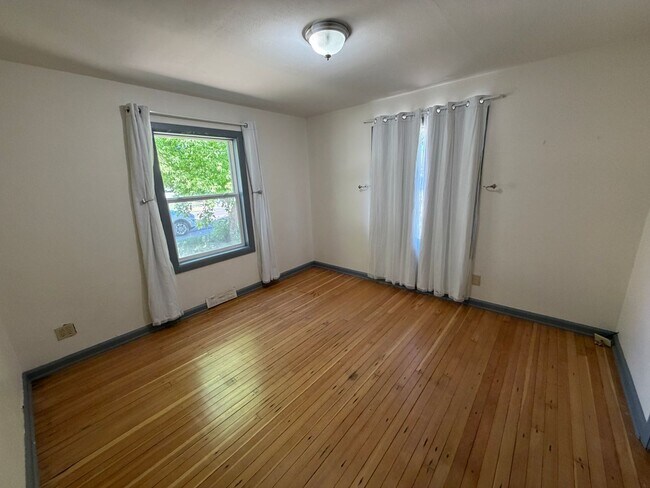 Building Photo - Prime Location 5 Bed, 2 Bath House