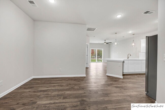 Foto del edificio - STUNNING TOWNHOME IN BLYTHEWOOD