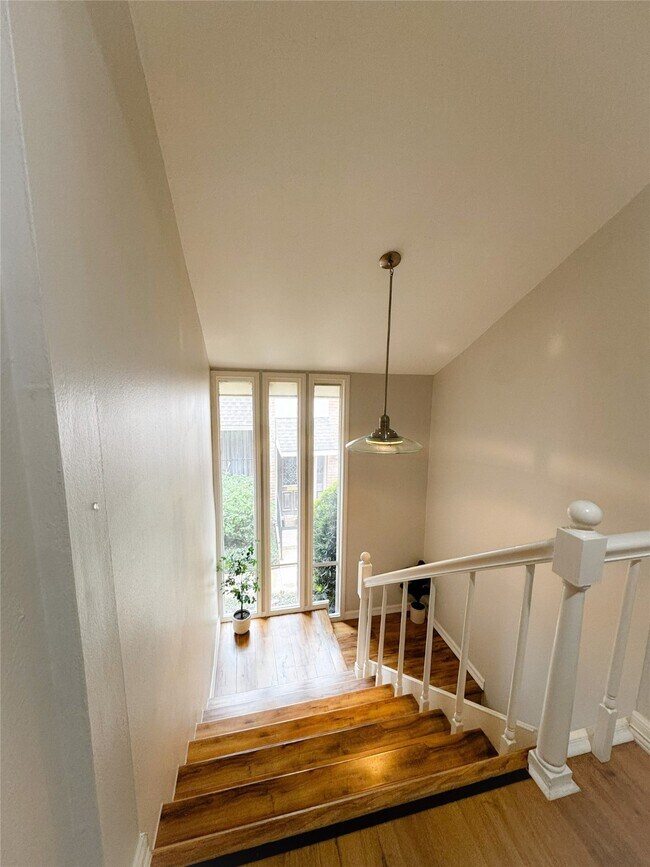 Building Photo - 637 S Ripple Creek Dr