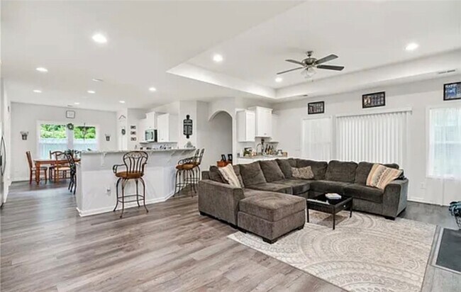 Foto del edificio - 490 Twin View Dr