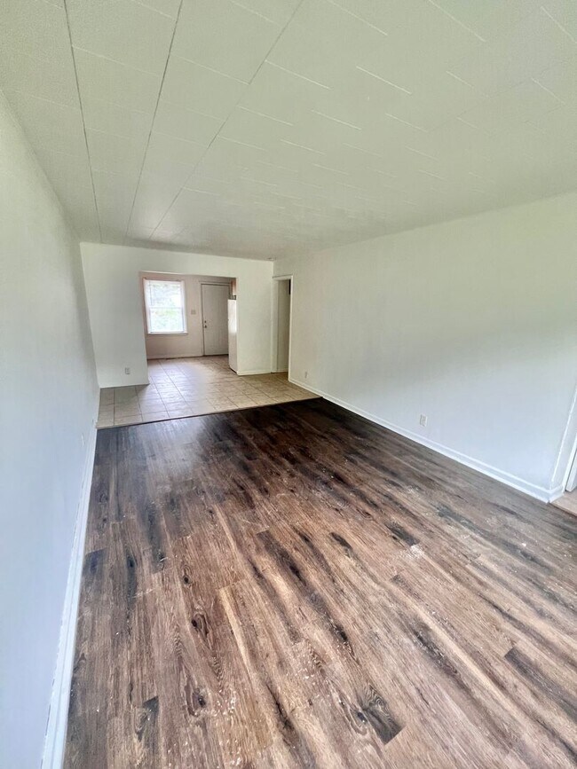 Building Photo - NEW LISTING! 3 BEDROOM DUPLEX!