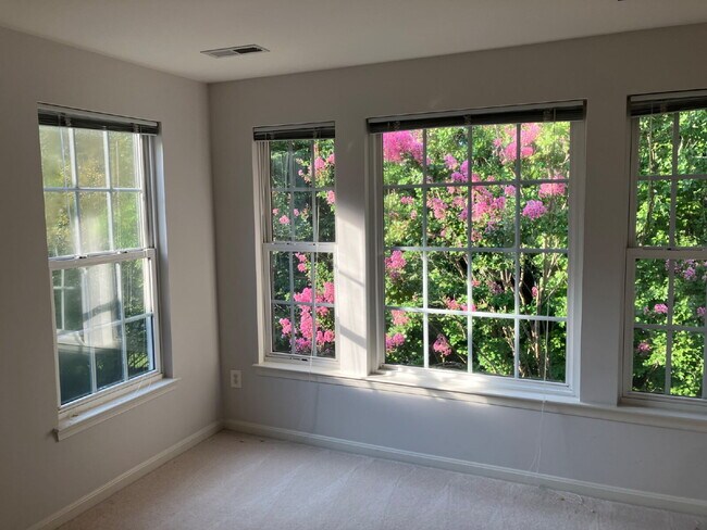 Foto del edificio - Elegant Gated Townhome with Sunroom Extension in Piedmont | 3 Bedrooms | 2 Full & 2 Half Baths