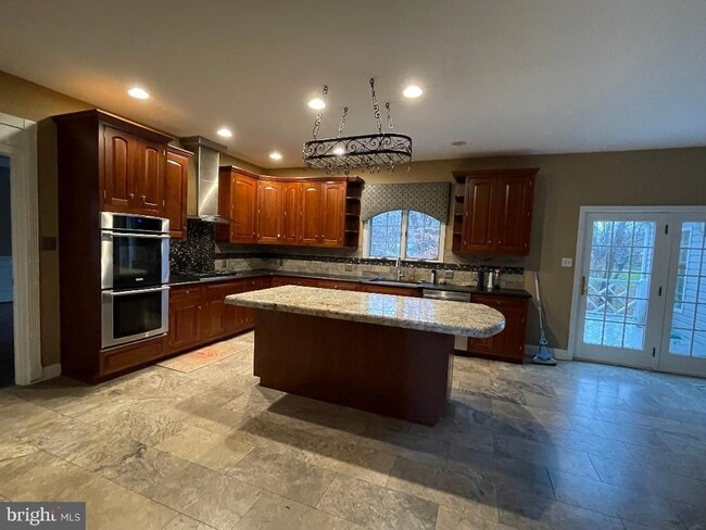 Building Photo - 104 Carriage Way
