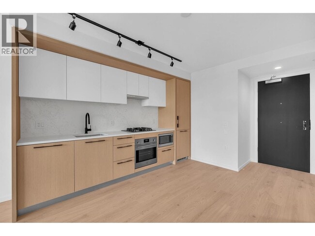 Building Photo - 2729 Kingsway