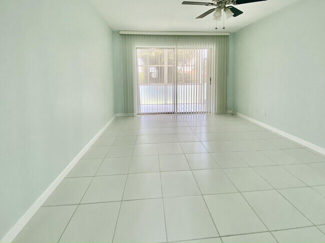 Foto del edificio - 12023 W Greenway Dr