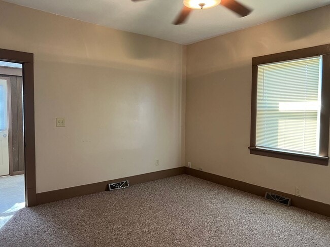 Building Photo - Great 3 bedroom 1.5 bath Home in the count...