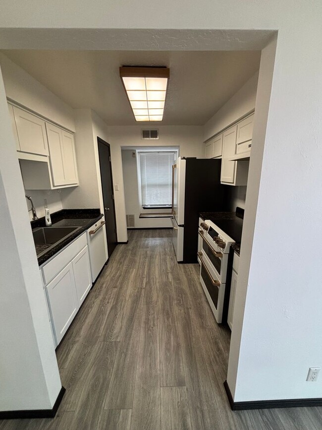 Building Photo - Newly Renovated 3 Bedroom 2 Bathroom 1,252...