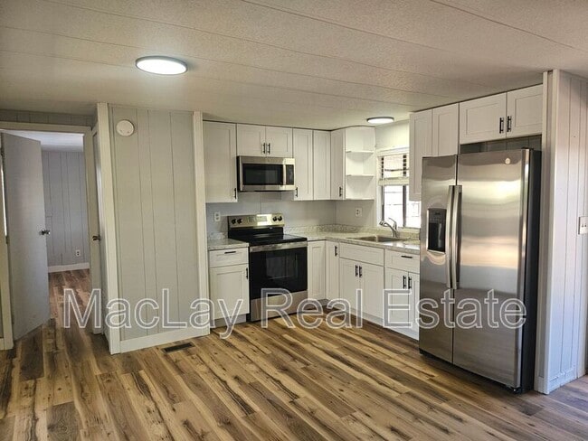 Building Photo - 901 S 95th St