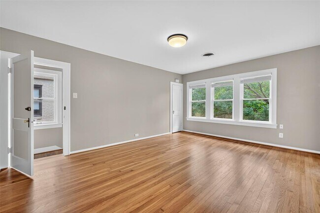 Foto del edificio - 2343 Wroxton Rd
