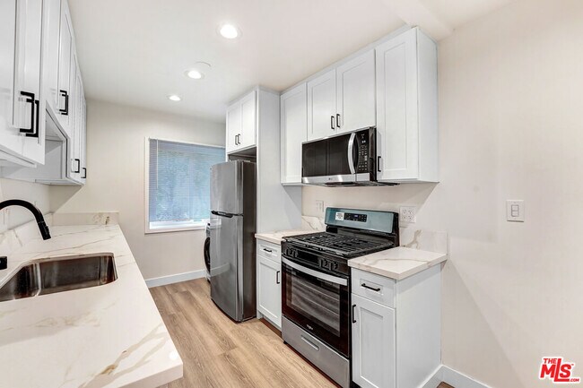 Foto del edificio - 525 N Sweetzer Ave
