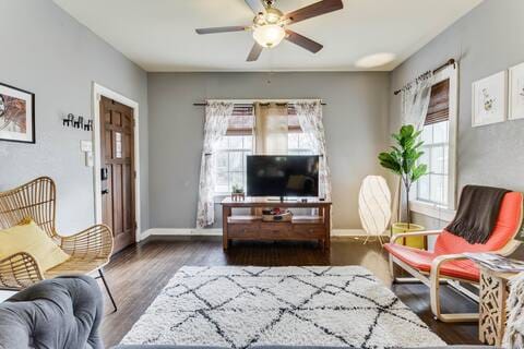Living room - 419 W Lullwood Ave.