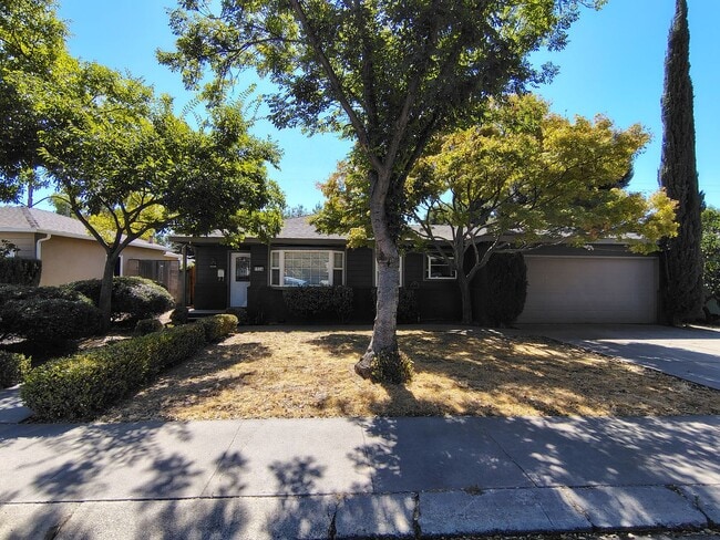Building Photo - 1538 Maplewood Dr