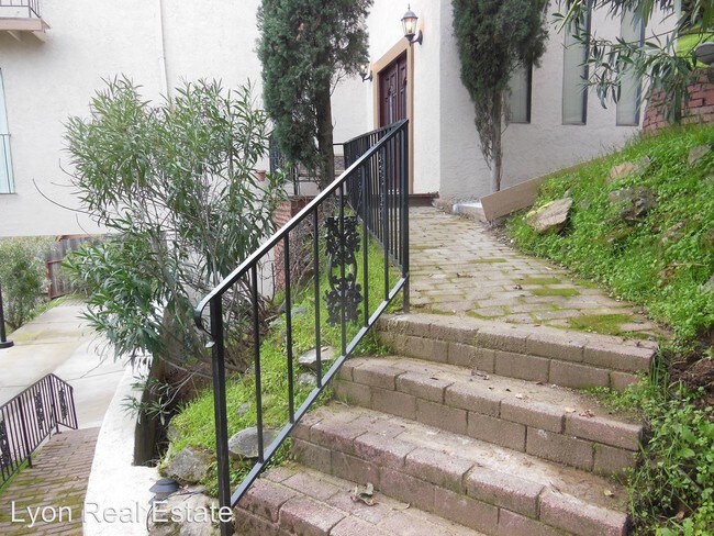 Building Photo - 554 Encina Dr
