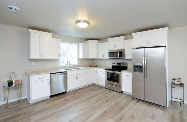 Building Photo - Modern 3-Bedroom Townhome with Attached Ga...