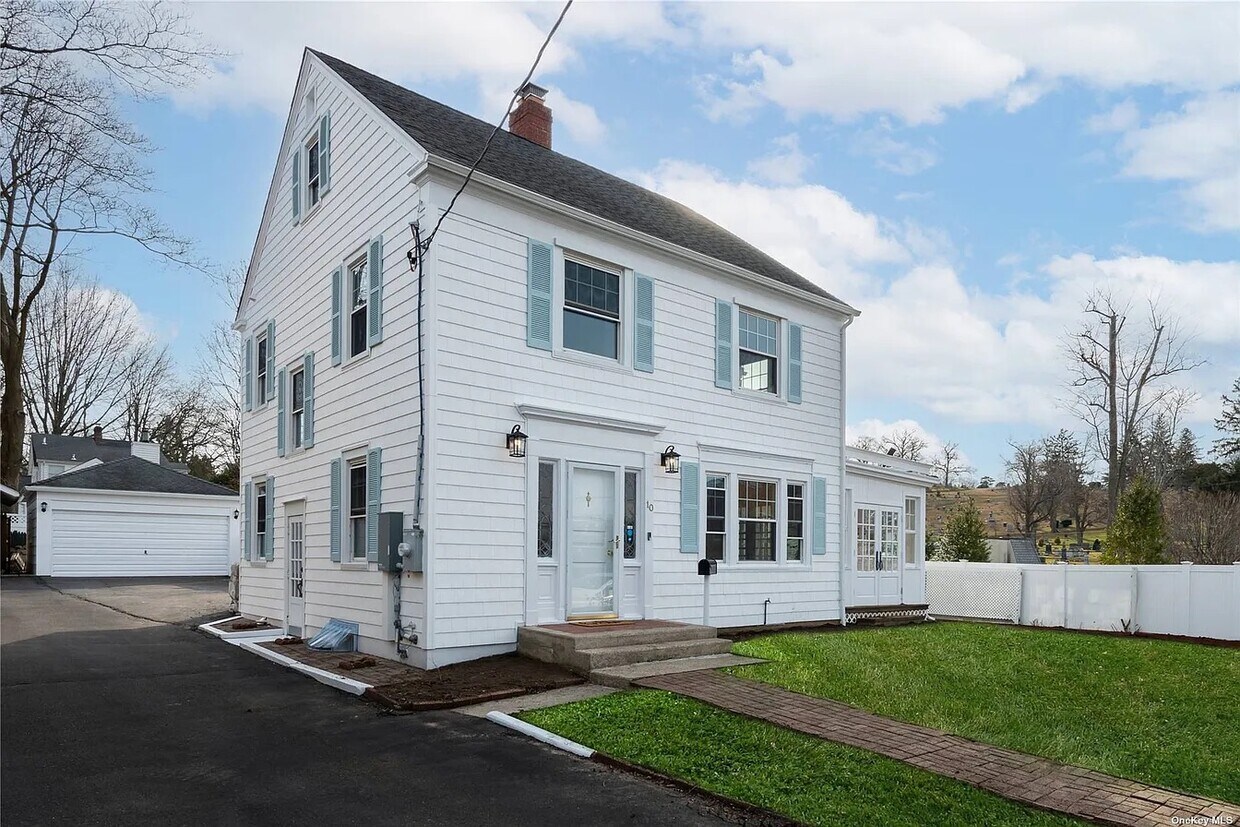 10 Oakland St, Huntington, NY 11743 House Rental in Huntington, NY