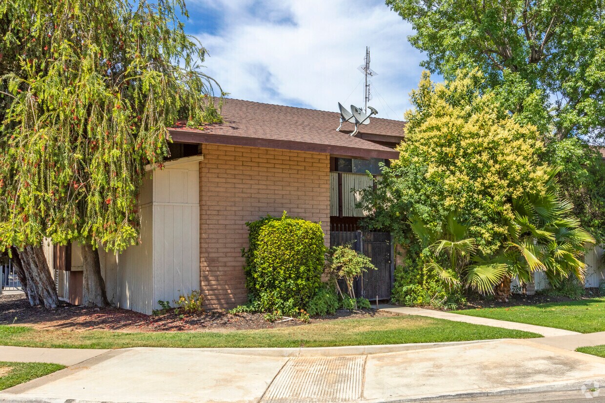 Building Photo - 6021 N Poplar Ave