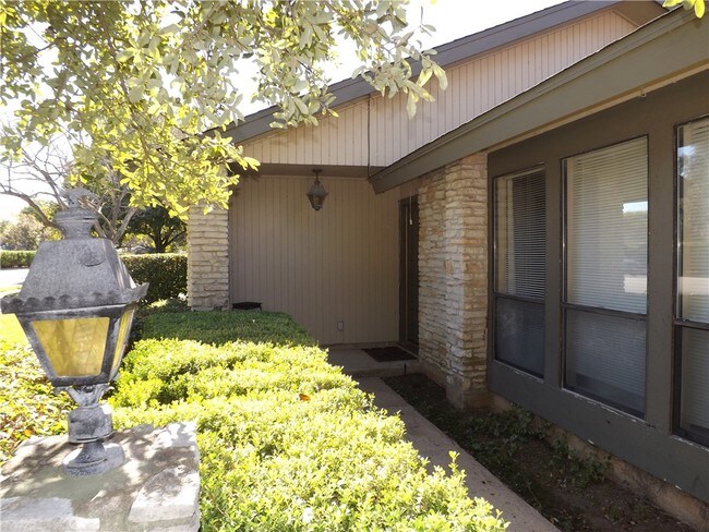 Building Photo - 10906 Pinehurst Dr