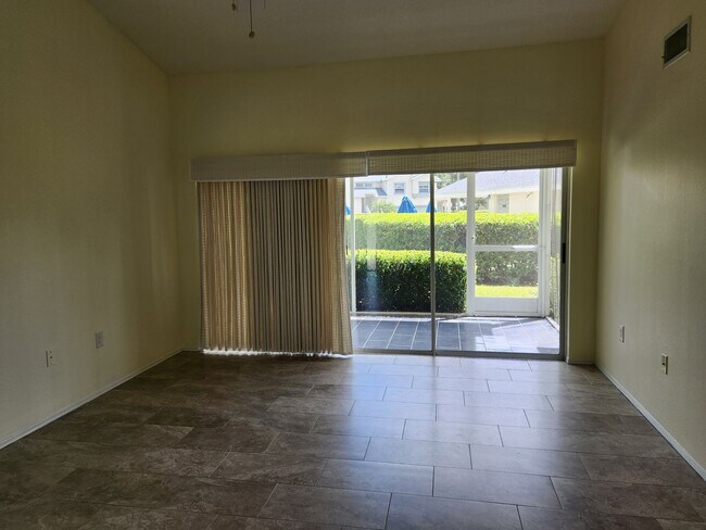 Foto del edificio - 6330 Green Oaks Cir
