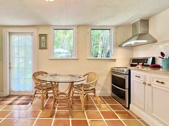 Foto del edificio - 336 Monroe Dr