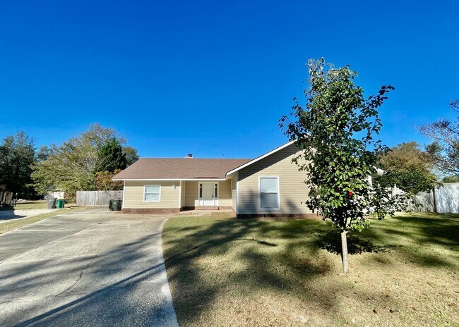 Foto del edificio - 4 Bed, 2 Bath Nest in Hope Mills with Pool!